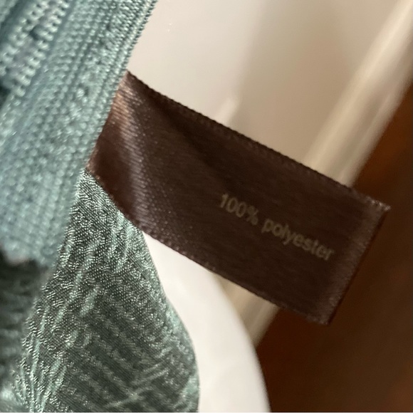 The Limited Silky Cowl Neck Green Gray Sleeveless Snakeskin Top Size Small S - Picture 7 of 9